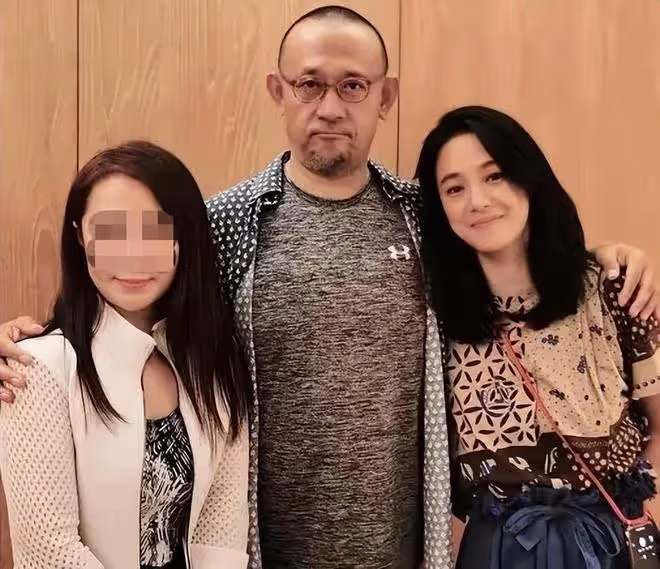 姜文一家四口吃日料！周韻素顏白嫩似少女，倆高顏值兒子身高驚人