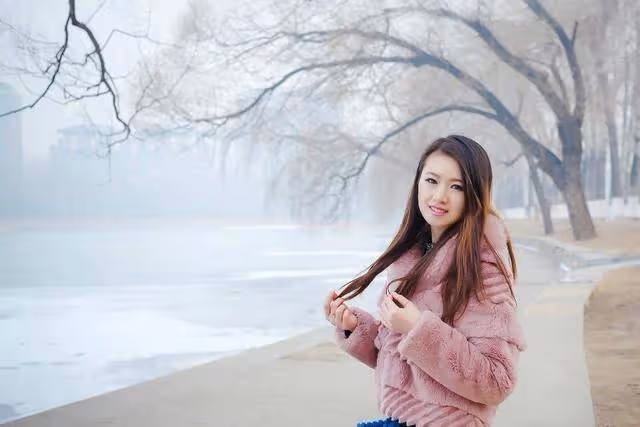 電影里很多鏡頭只能看到上半身,當鏡頭下移,我笑的肚子疼!