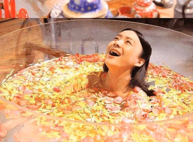 電影里很多鏡頭只能看到上半身,當鏡頭下移,我笑的肚子疼!