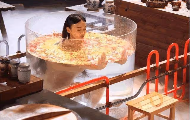 電影里很多鏡頭只能看到上半身,當鏡頭下移,我笑的肚子疼!
