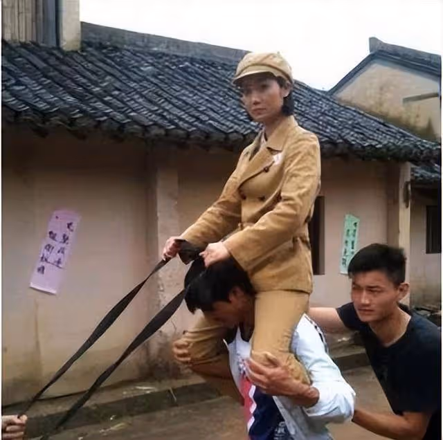 電影里很多鏡頭只能看到上半身,當鏡頭下移,我笑的肚子疼!