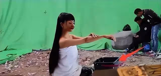 電影里很多鏡頭只能看到上半身,當鏡頭下移,我笑的肚子疼!