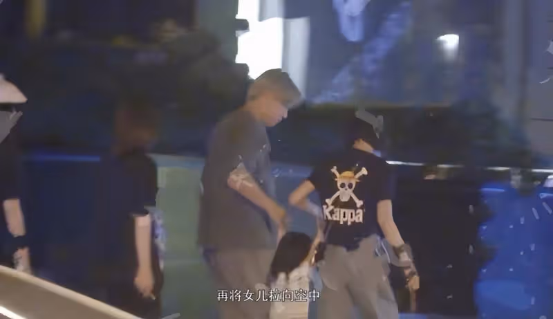 萬茜丈夫罕露面，霸氣摟著嬌妻肩膀，5歲囡囡大眼睛遺傳媽媽