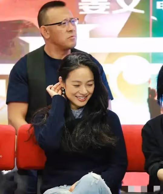 姜文一家四口吃日料，長子姜太郎高大帥氣，次子姜次郎也比周韻高