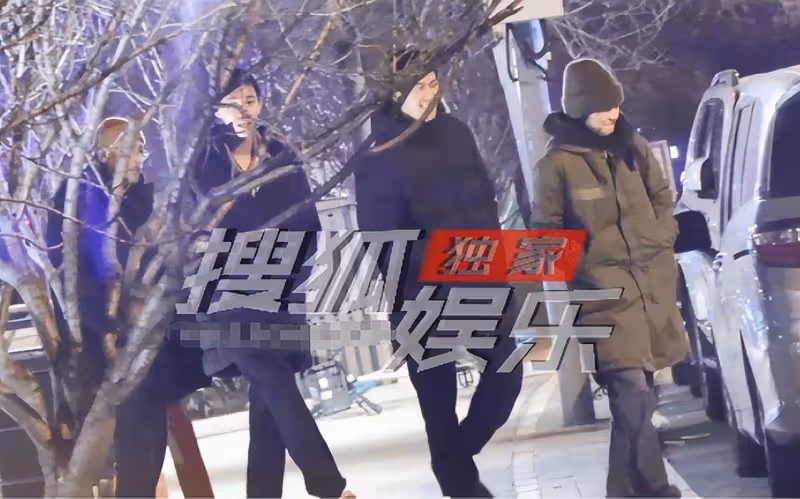 姜文一家四口吃日料，長子姜太郎高大帥氣，次子姜次郎也比周韻高