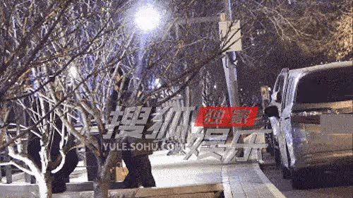 姜文一家四口吃日料，長子姜太郎高大帥氣，次子姜次郎也比周韻高