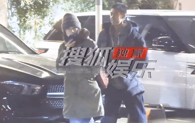 姜文一家四口吃日料，長子姜太郎高大帥氣，次子姜次郎也比周韻高