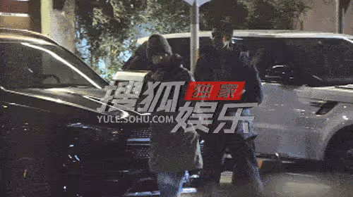 姜文一家四口吃日料，長子姜太郎高大帥氣，次子姜次郎也比周韻高