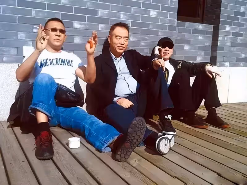 姜文一家四口吃日料，長子姜太郎高大帥氣，次子姜次郎也比周韻高