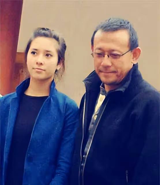 姜文一家四口吃日料，長子姜太郎高大帥氣，次子姜次郎也比周韻高