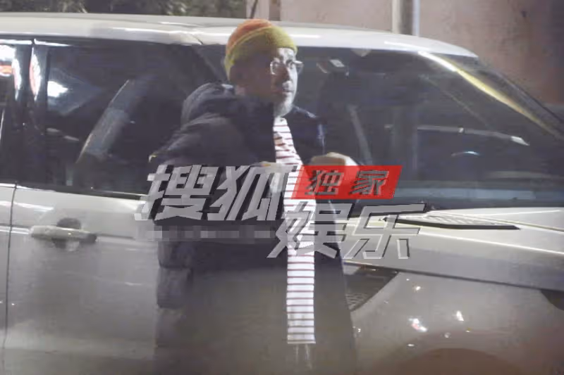 姜文帶家人外出聚餐！倆兒子身高優越遠超1米8，周韻氣質非凡