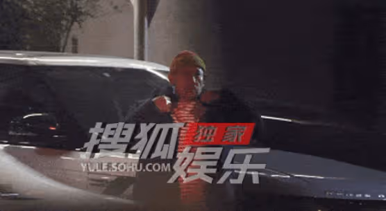姜文帶家人外出聚餐！倆兒子身高優越遠超1米8，周韻氣質非凡