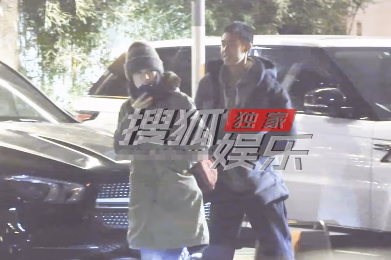 姜文帶家人外出聚餐！倆兒子身高優越遠超1米8，周韻氣質非凡