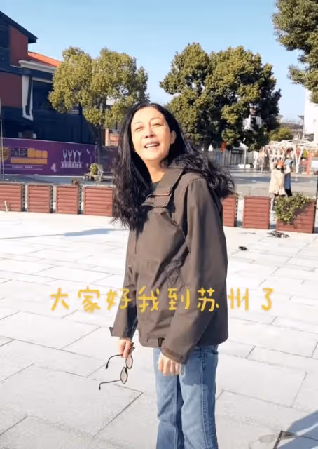 48歲吳綺莉低調現身蘇州，近況變化大到認不出，滿臉皺紋狀態差