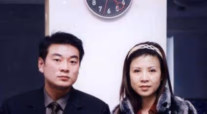 曾與毛阿敏齊名幫過那英, 被外國男友騙千萬, 今54歲嫁小13歲男友