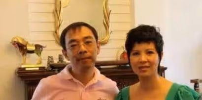 曾與毛阿敏齊名幫過那英, 被外國男友騙千萬, 今54歲嫁小13歲男友