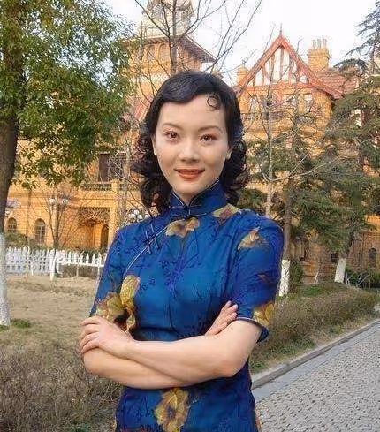 旗袍女神變身最美繼母，嫁給鋼琴家，共同撫育兒子長大！