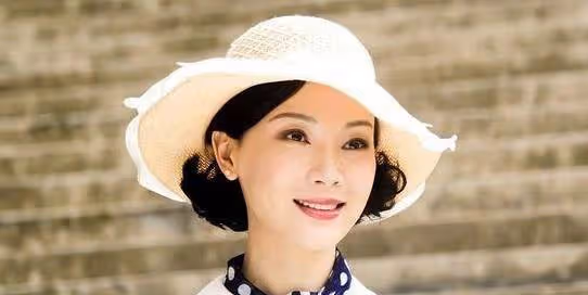 旗袍女神變身最美繼母，嫁給鋼琴家，共同撫育兒子長大！