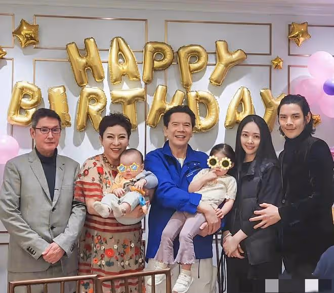 郭碧婷一身黑衣為向太慶生,3個表現看出,這個豪門媳婦不簡單!