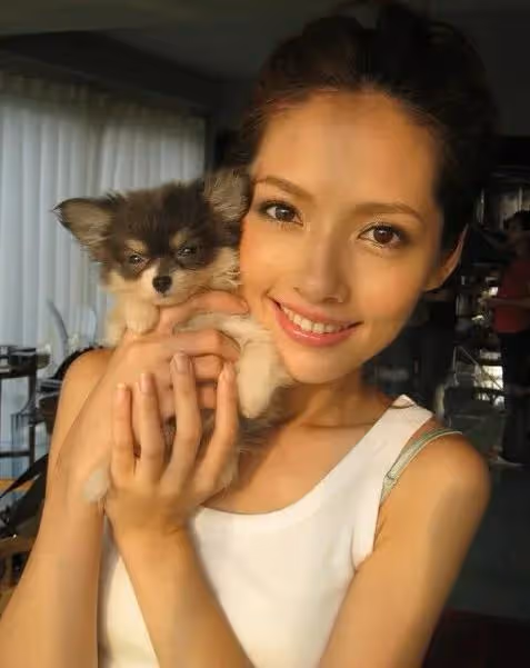 郭碧婷一身黑衣為向太慶生,3個表現看出,這個豪門媳婦不簡單!