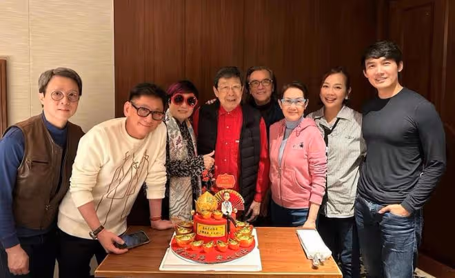 陳松伶攜小8歲老公回港過年!51歲幸福肥,已定居內地有3億物業