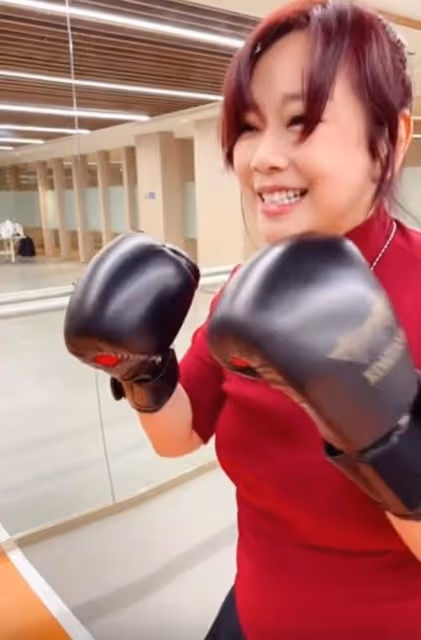 陳松伶攜小8歲老公回港過年!51歲幸福肥,已定居內地有3億物業