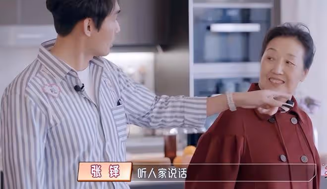 陳松伶攜小8歲老公回港過年!51歲幸福肥,已定居內地有3億物業