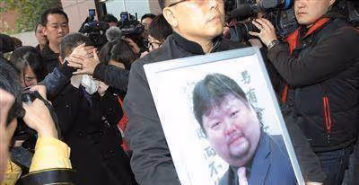 被黃渤捧紅片酬漲到200萬，因長期酗酒猝死，嬌妻改嫁老外很幸福