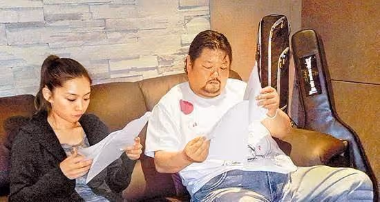 被黃渤捧紅片酬漲到200萬，因長期酗酒猝死，嬌妻改嫁老外很幸福