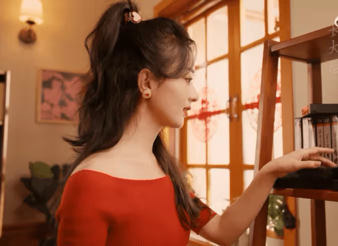 趙麗穎官宣加盟北京春晚，穿抹胸紅裙氣質優雅，身材火辣成熟嫵媚