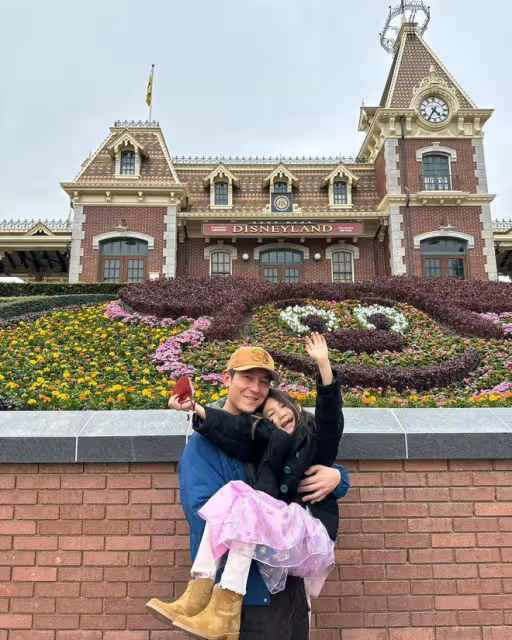 陳冠希懶理打人吐口水傳聞，陪女兒迪士尼度假，將5歲Alaia公主抱