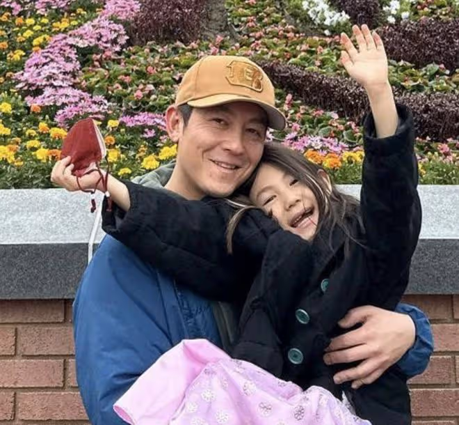 陳冠希懶理打人吐口水傳聞，陪女兒迪士尼度假，將5歲Alaia公主抱