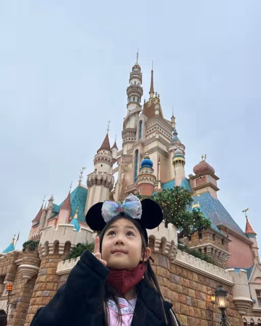 陳冠希懶理打人吐口水傳聞，陪女兒迪士尼度假，將5歲Alaia公主抱