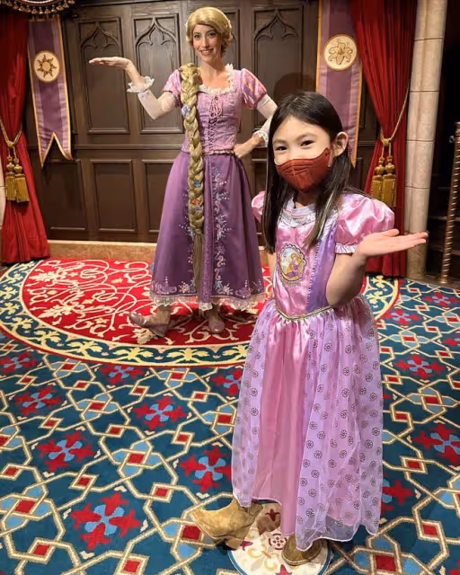 陳冠希懶理打人吐口水傳聞，陪女兒迪士尼度假，將5歲Alaia公主抱