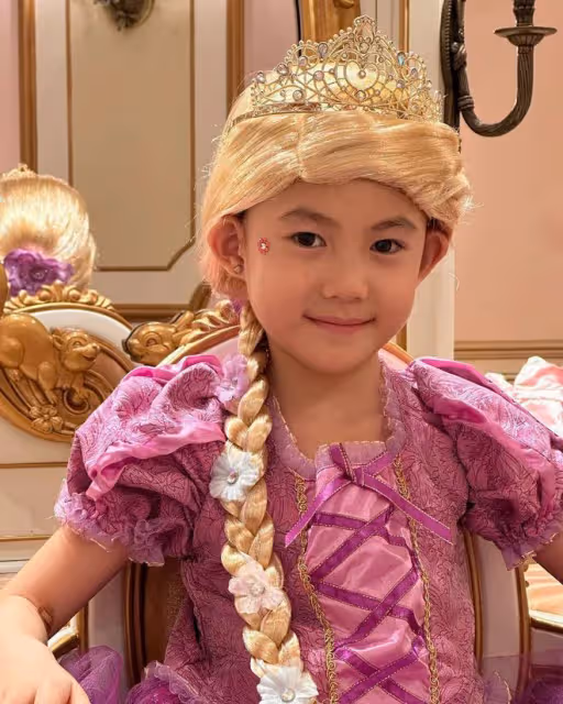 陳冠希懶理打人吐口水傳聞，陪女兒迪士尼度假，將5歲Alaia公主抱