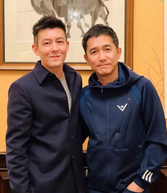 陳冠希懶理打人吐口水傳聞，陪女兒迪士尼度假，將5歲Alaia公主抱
