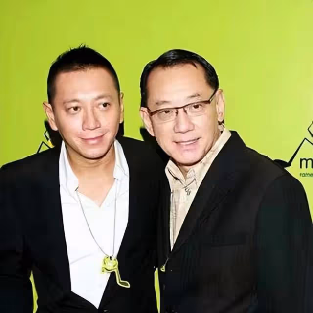 何超瓊前男友罕露面,56歲穿破洞褲頭髮花白,已婚兒女雙全很幸福