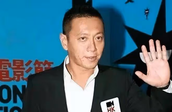 何超瓊前男友罕露面,56歲穿破洞褲頭髮花白,已婚兒女雙全很幸福