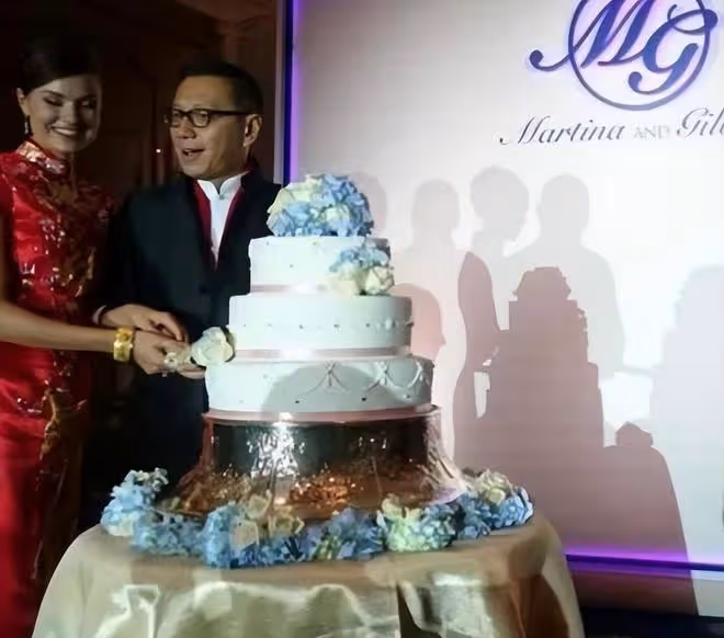 何超瓊前男友罕露面，56歲穿破洞褲頭髮花白，已婚兒女雙全很幸福