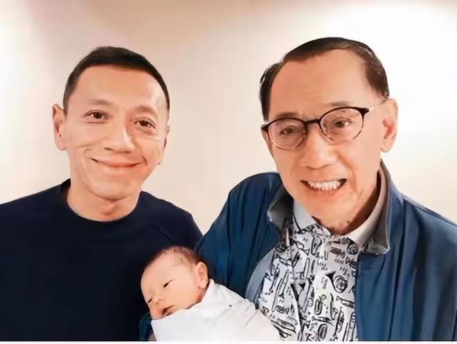 何超瓊前男友罕露面，56歲穿破洞褲頭髮花白，已婚兒女雙全很幸福