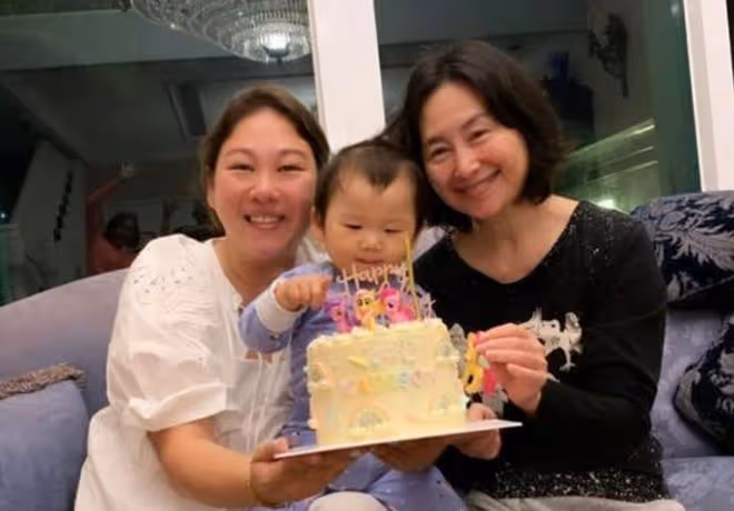 何超瓊前男友罕露面，56歲穿破洞褲頭髮花白，已婚兒女雙全很幸福