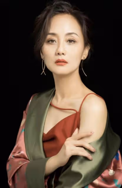 56歲知名女星獨自坐高鐵回家過年,膚白貌美無皺紋,17萬包裝雜物