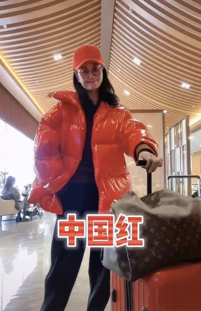 56歲知名女星獨自坐高鐵回家過年,膚白貌美無皺紋,17萬包裝雜物