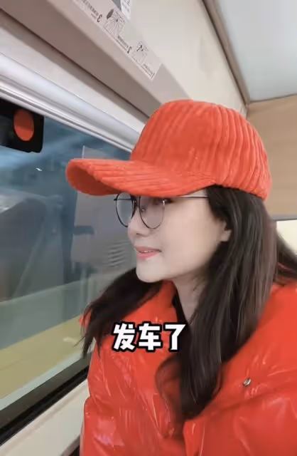 56歲知名女星獨自坐高鐵回家過年,膚白貌美無皺紋,17萬包裝雜物