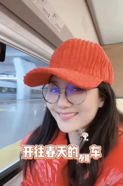 56歲知名女星獨自坐高鐵回家過年,膚白貌美無皺紋,17萬包裝雜物