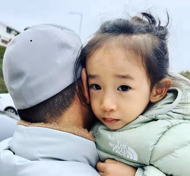 陳小春曬兒子近照,長發扎小辮子模樣可愛,真兒子養成軟妹引熱議