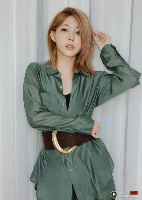女星尾牙深V開肚臍「前後全露」辣到發燙！長官「眼神飄」羞到不敢直視