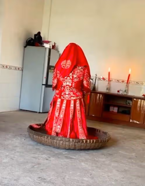 一進門就罰坐,新娘不穿鞋坐筐裡5小時腳不能沾地,婆家稱等待良辰吉時,內幕曝光引爭議
