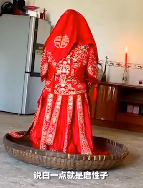 一進門就罰坐,新娘不穿鞋坐筐裡5小時腳不能沾地,婆家稱等待良辰吉時,內幕曝光引爭議