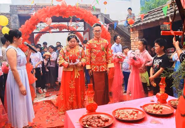 一進門就罰坐,新娘不穿鞋坐筐裡5小時腳不能沾地,婆家稱等待良辰吉時,內幕曝光引爭議